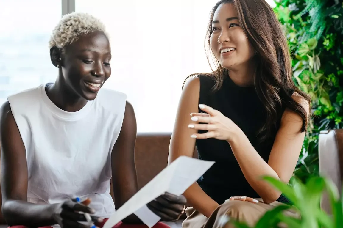 Comunicación informal en empresas: impacto en ambiente laboral